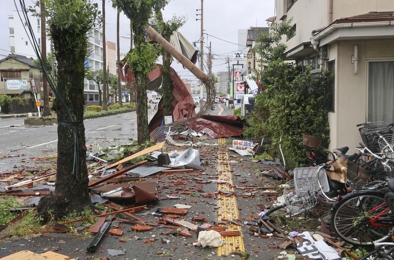 突風による被害を受け、屋根瓦などが散乱した宮崎市の住宅街（共同）