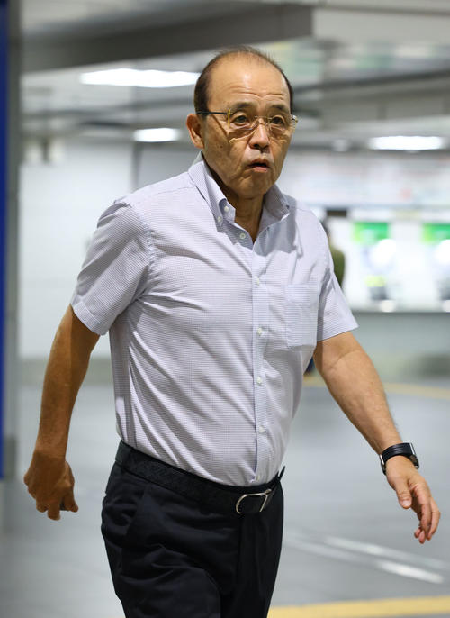 試合が中止になり、帰阪する阪神岡田監督(撮影・藤尾明華)