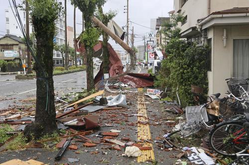 突風による被害を受け、屋根瓦などが散乱した宮崎市の住宅街(共同)