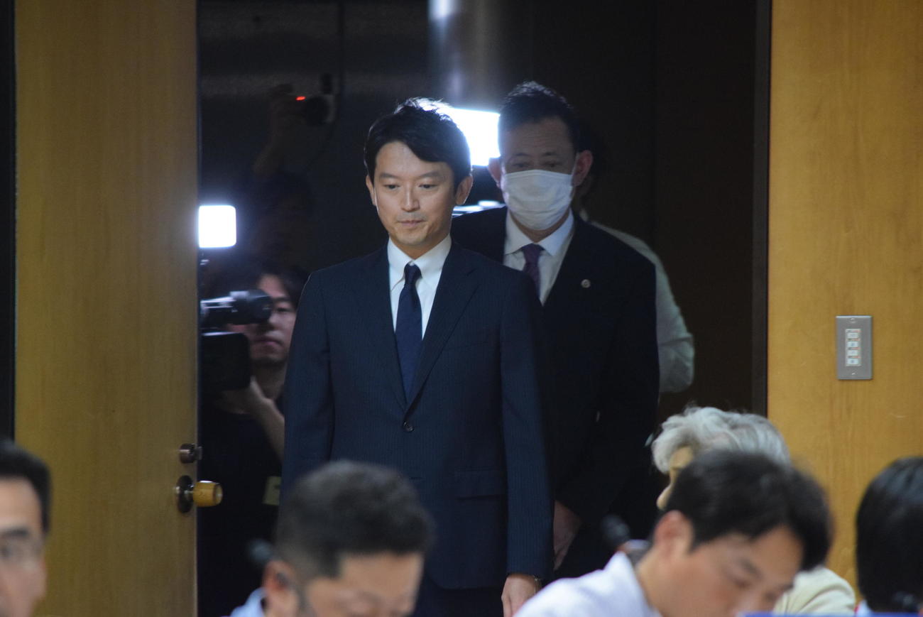 百条委員会に出席する斎藤元彦兵庫県知事（撮影・阪口孝志）