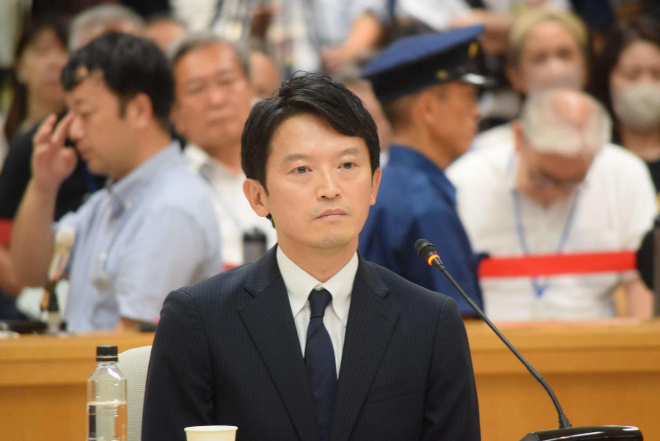 百条委員会で証言する斎藤元彦兵庫県知事（撮影・阪口孝志）