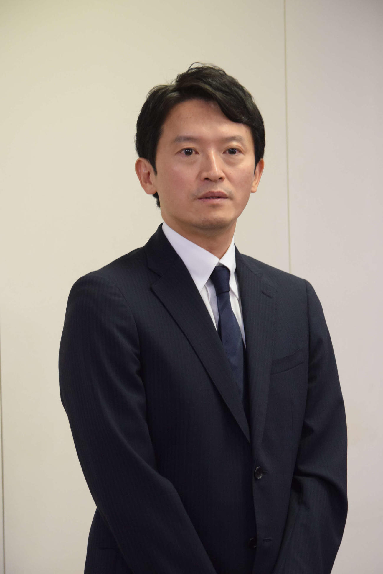 百条委員会終了後に報道陣の取材に応じる斎藤元彦兵庫県知事（撮影・阪口孝志）