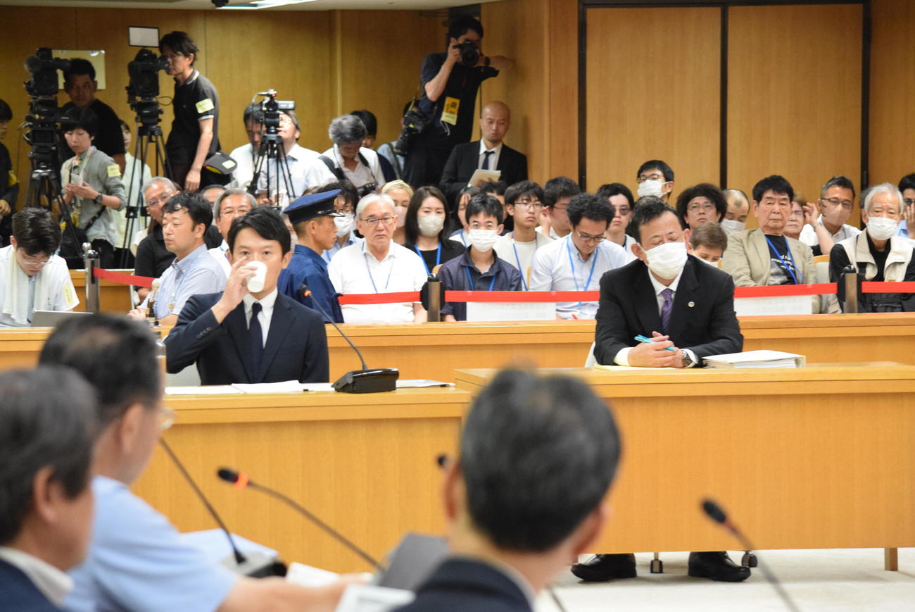 弁護士同席で百条委員会に出席した斎藤元彦兵庫県知事（左）（撮影・阪口孝志）