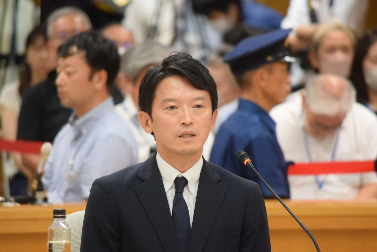 百条委員会で証言する斎藤元彦兵庫県知事（撮影・阪口孝志）