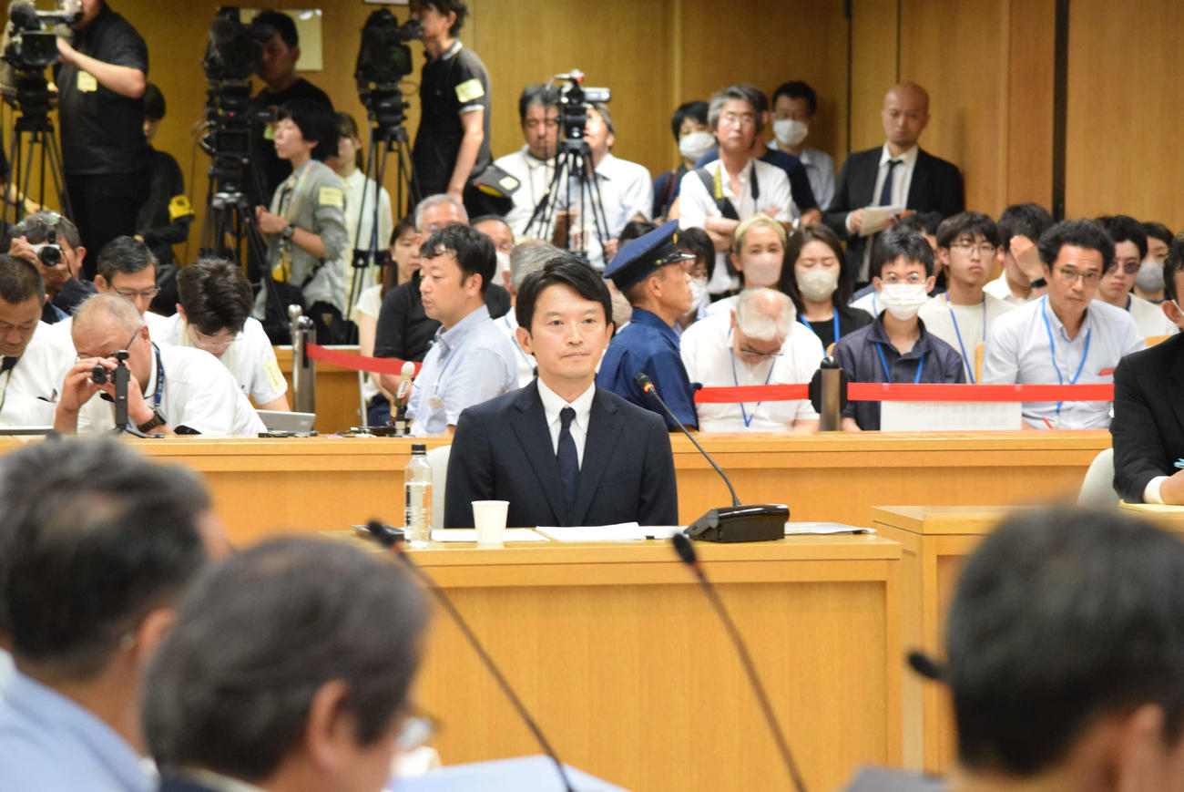 百条委員会で証言する斎藤元彦兵庫県知事（撮影・阪口孝志）