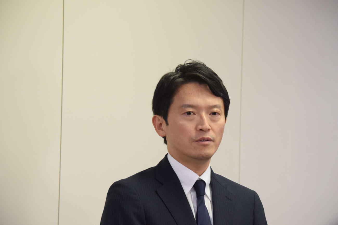 百条委員会終了後に報道陣の取材に応じる斎藤元彦兵庫県知事（撮影・阪口孝志）