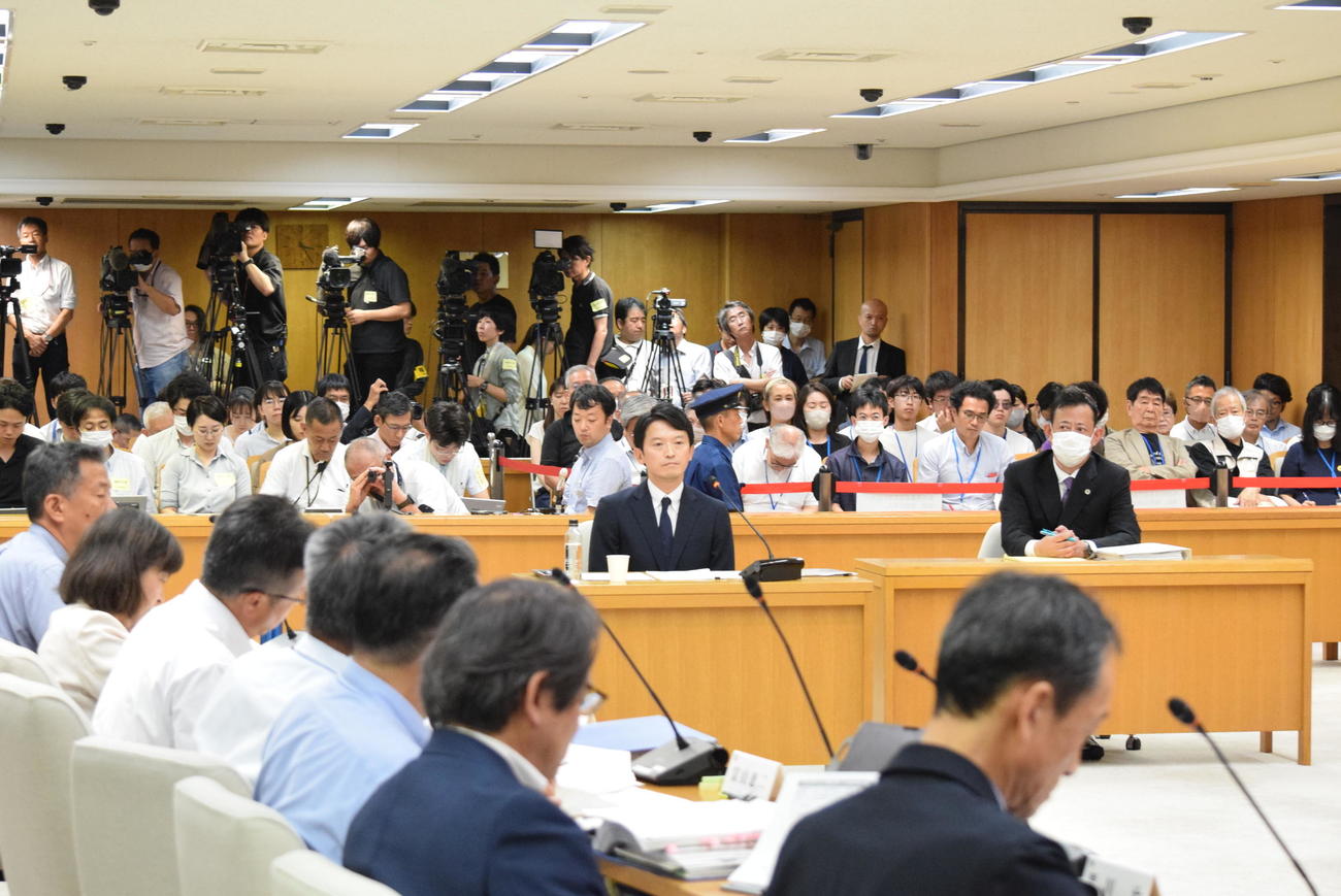 弁護士同席で百条委員会に出席した斎藤元彦兵庫県知事（左）（撮影・阪口孝志）