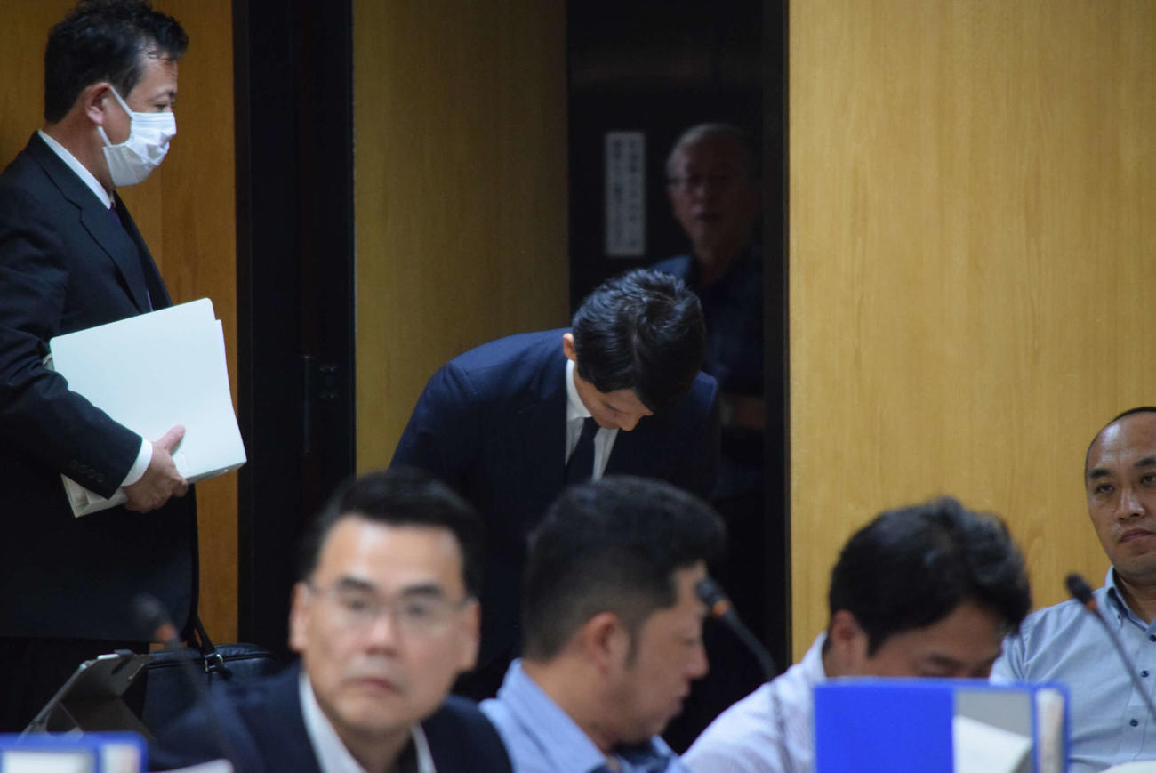 百条委員会から頭を下げ退席する斎藤元彦兵庫県知事（撮影・阪口孝志）