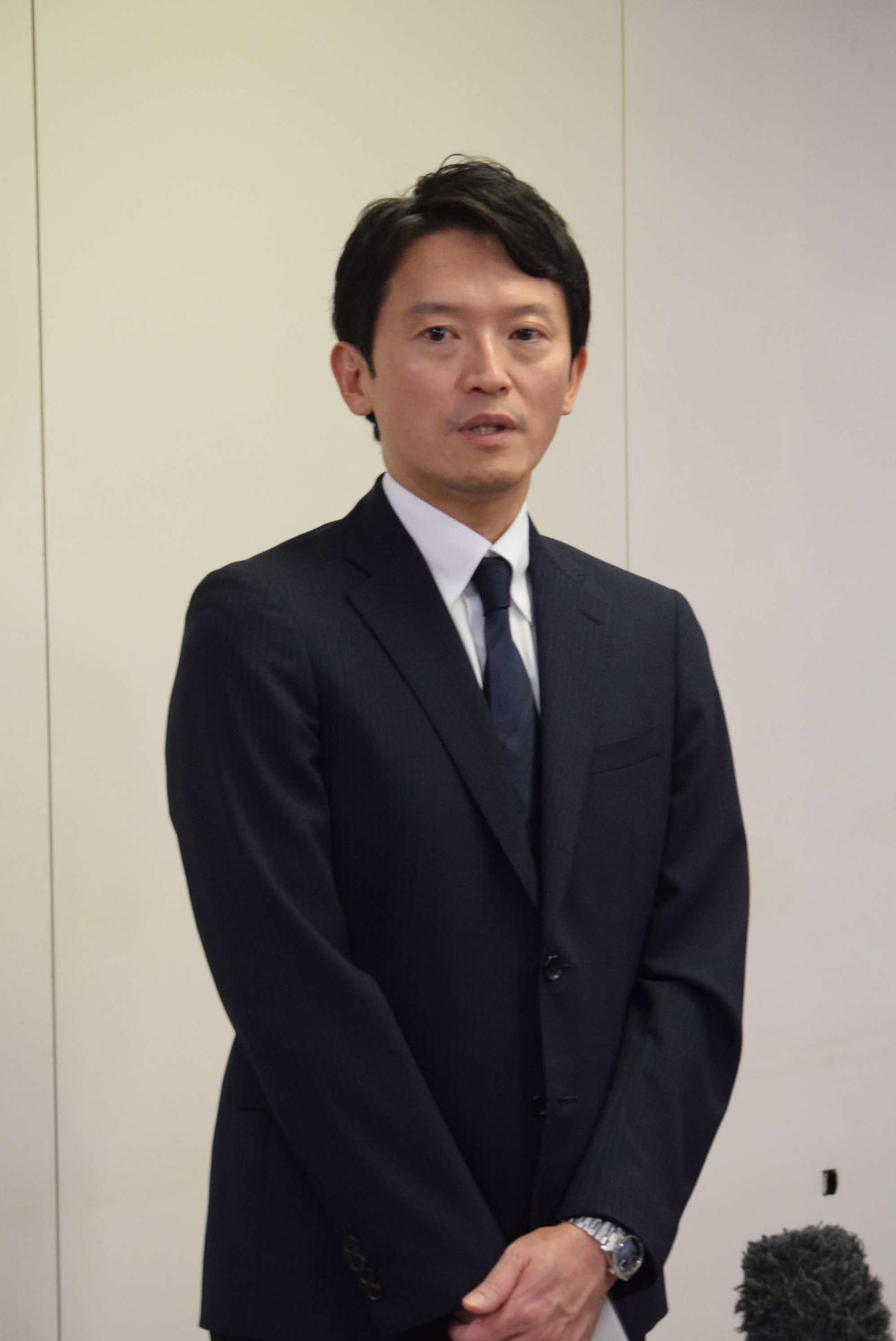 百条委員会終了後に報道陣の取材に応じる斎藤元彦兵庫県知事（撮影・阪口孝志）