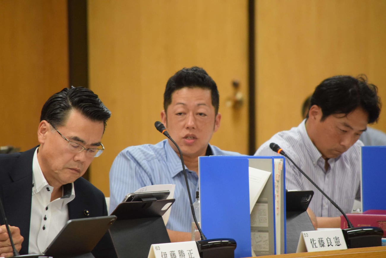 百条委員会で斎藤元彦兵庫県知事に質問する日本維新の会兵庫県議の佐藤良憲氏（撮影・阪口孝志）