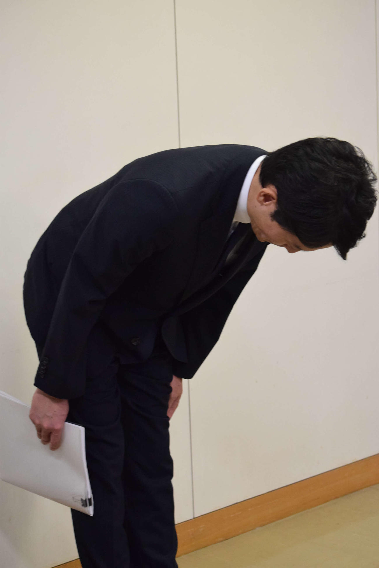 百条委員会終了後に報道陣の取材に応じ、頭を下げる斎藤元彦兵庫県知事（撮影・阪口孝志）