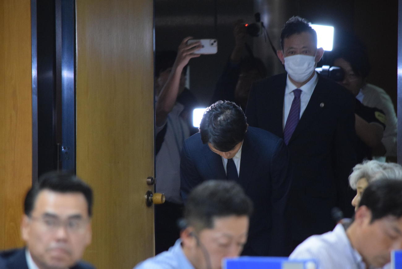 百条委員会に出席し、頭を下げる斎藤元彦兵庫県知事（撮影・阪口孝志）