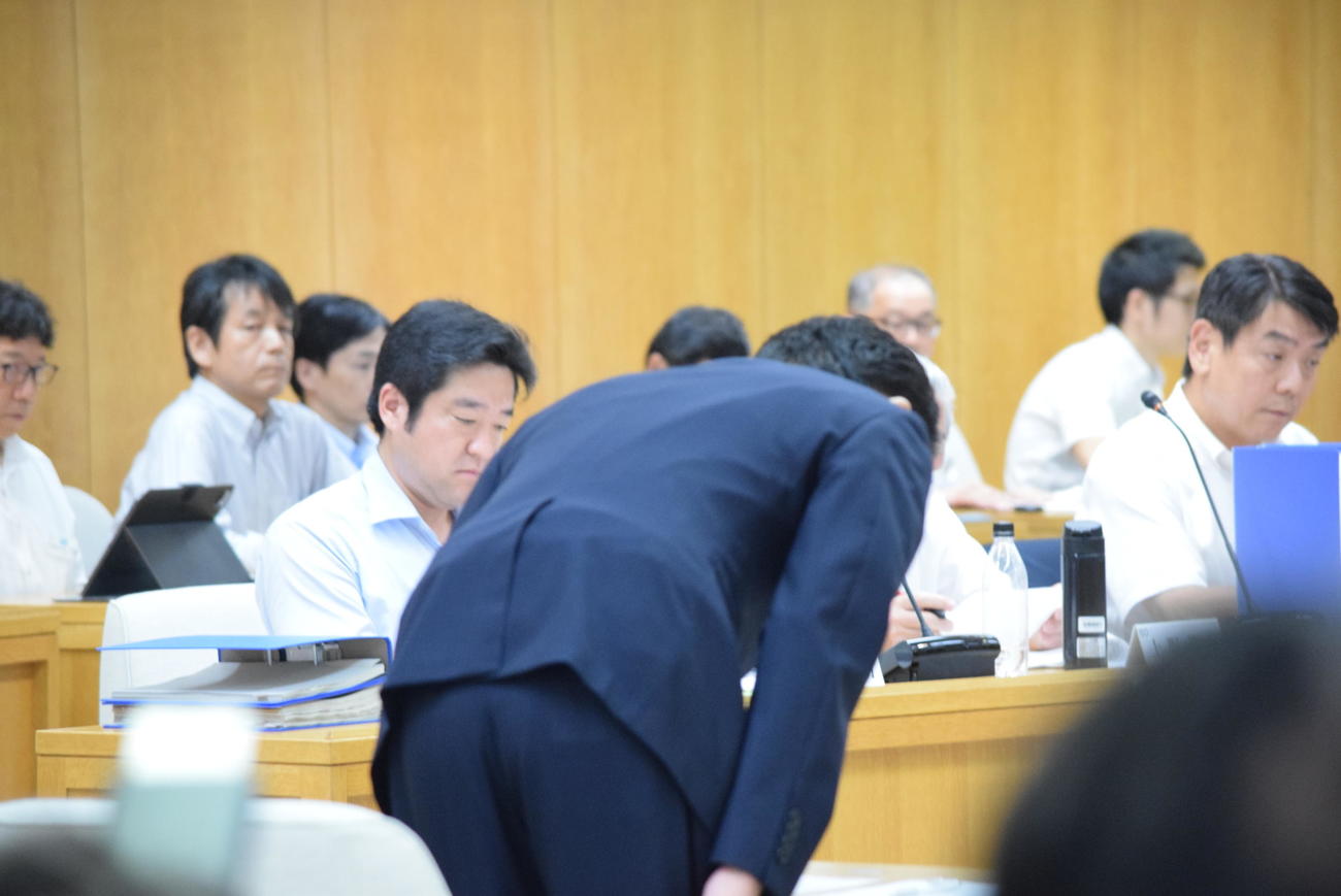 百条委員会に出席し、頭を下げる斎藤元彦兵庫県知事（撮影・阪口孝志）