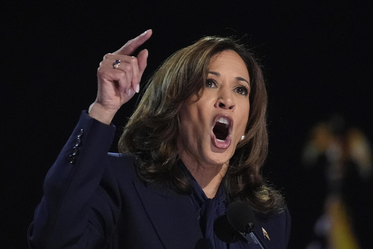 22日、米シカゴの民主党大会で演説するハリス副大統領（AP＝共同）