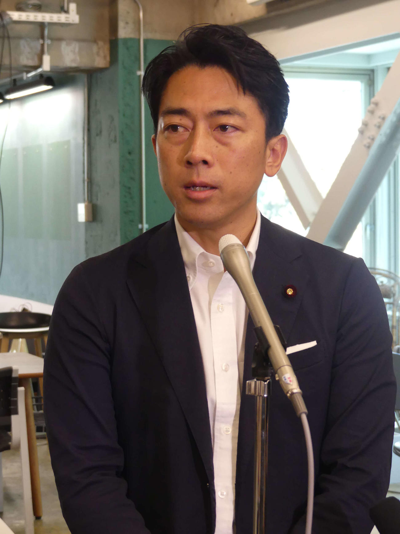 総裁選に向けた選対事務所で報道陣の取材に応じる小泉進次郎元環境相（撮影・中山知子）