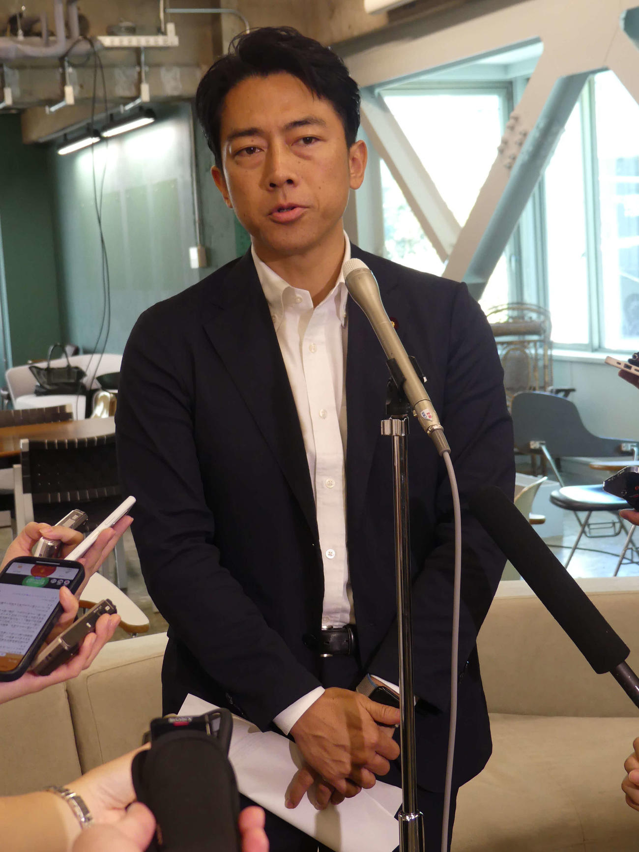 報道陣の取材に応じる小泉進次郎元環境相（撮影・中山知子）