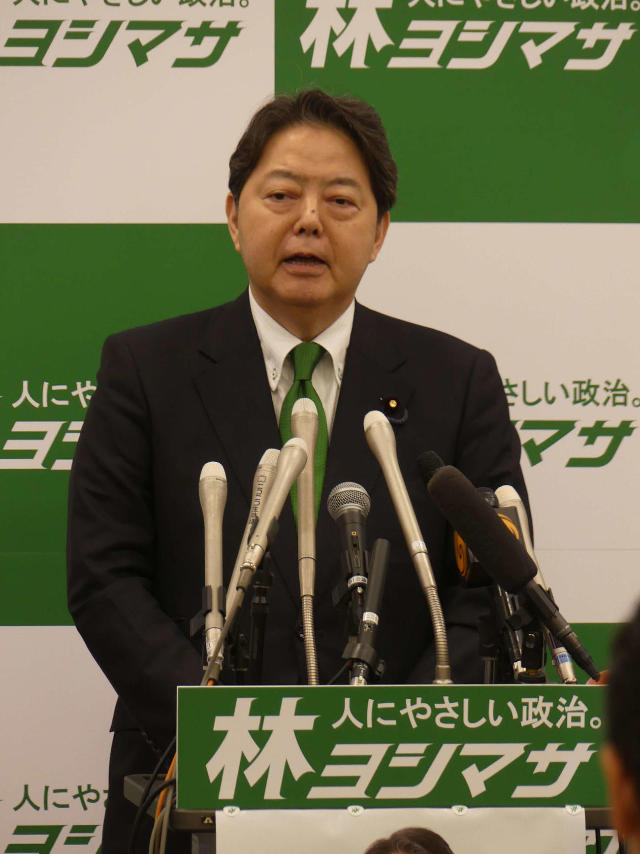 「林ヨシマサ」だらけのボード囲まれて自民党総裁選への出馬を表明する林芳正官房長官（撮影・中山知子）