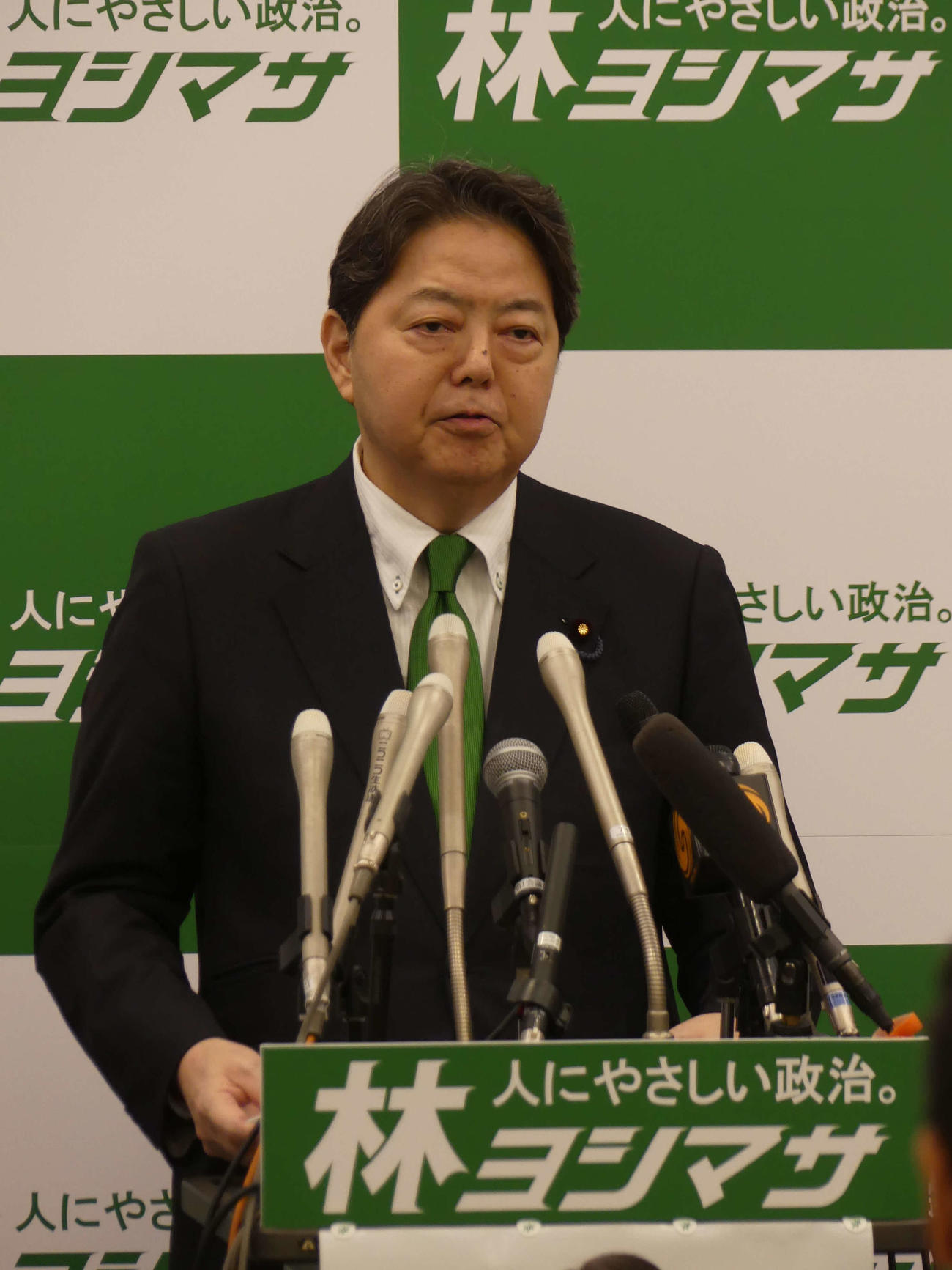 「林ヨシマサ」だらけのボード囲まれて自民党総裁選への出馬を表明する林芳正官房長官（撮影・中山知子）