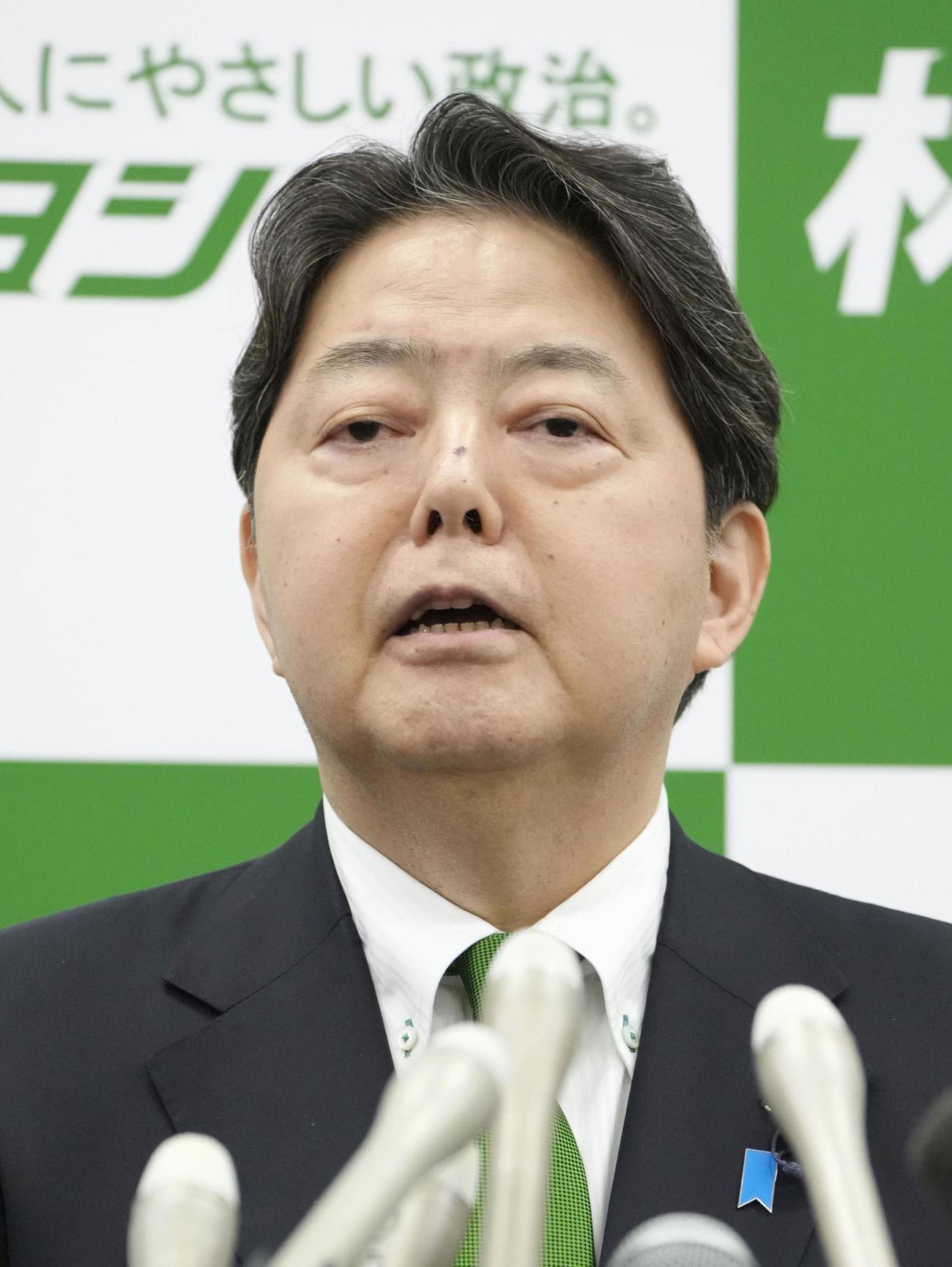 記者会見で自民党総裁選への立候補を表明する林官房長官＝3日午後、国会（共同）