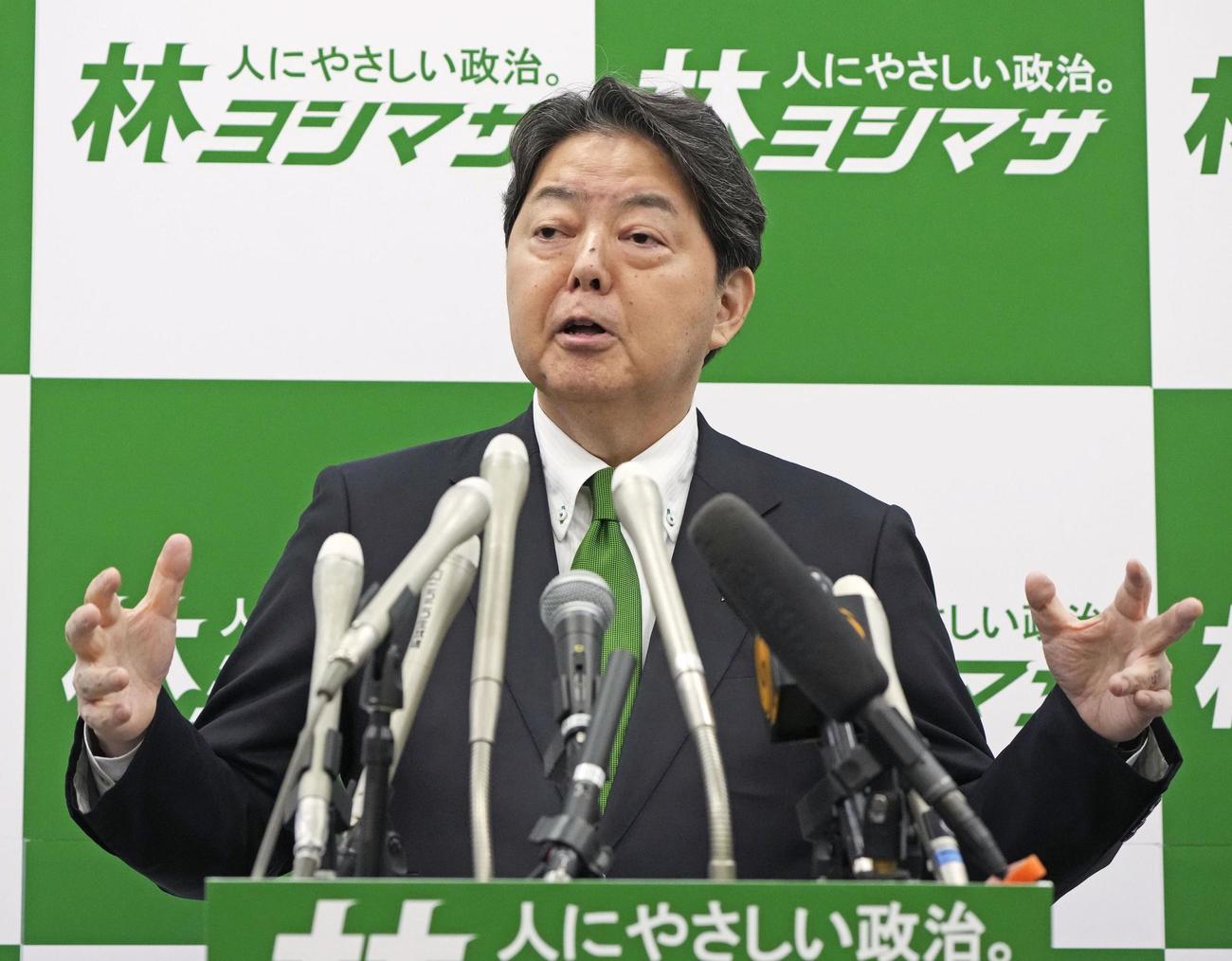 記者会見で自民党総裁選への立候補を表明する林官房長官＝3日午後、国会（共同）
