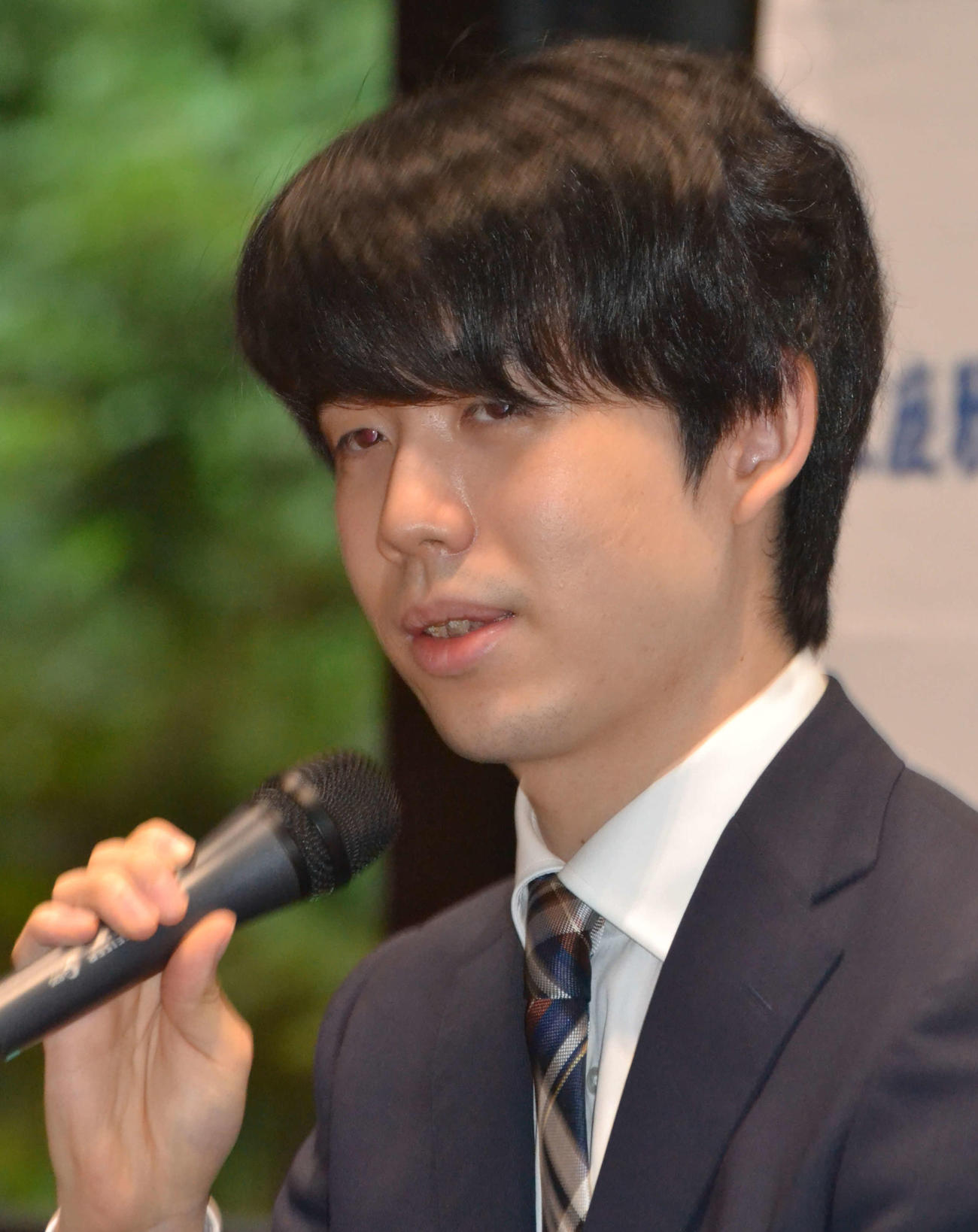 永瀬拓矢九段と昨年とは立場を入れ替えて初防衛を目指す藤井聡太王座