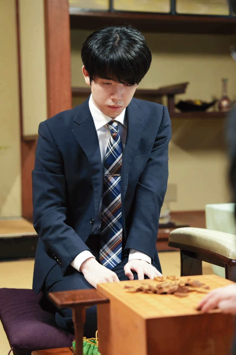 王座戦第1局の前日検分を行う藤井聡太王座（日本将棋連盟提供）