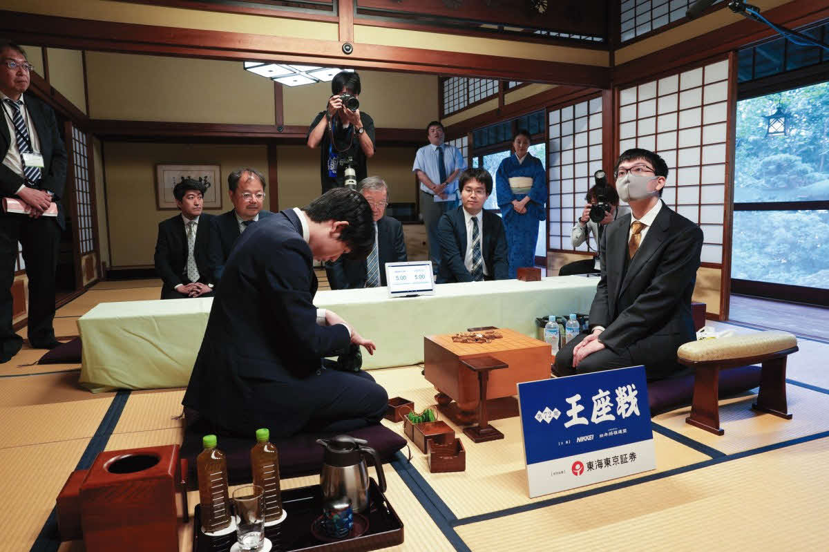 王座戦第1局の前日検分を行う藤井聡太王座（左）と永瀬拓矢九段（右、日本将棋連盟提供）