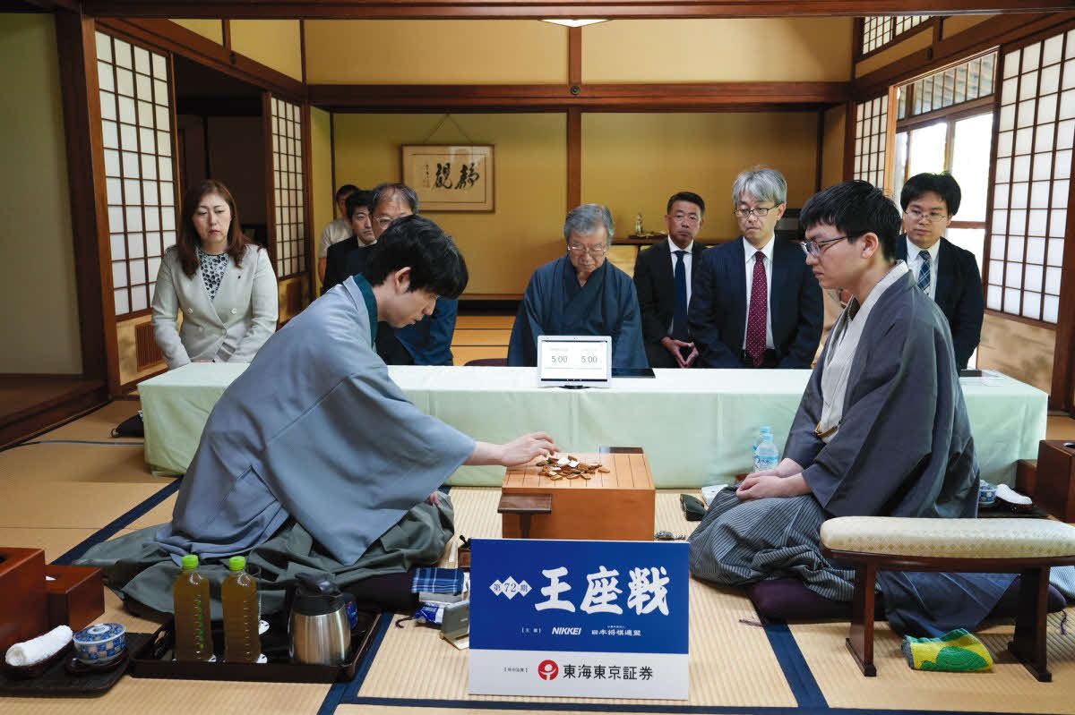 昨年の再戦となった王座戦は立場が入れ替わり藤井聡太王座（左）が永瀬拓矢九段（右）の挑戦を受ける（日本将棋連盟提供）