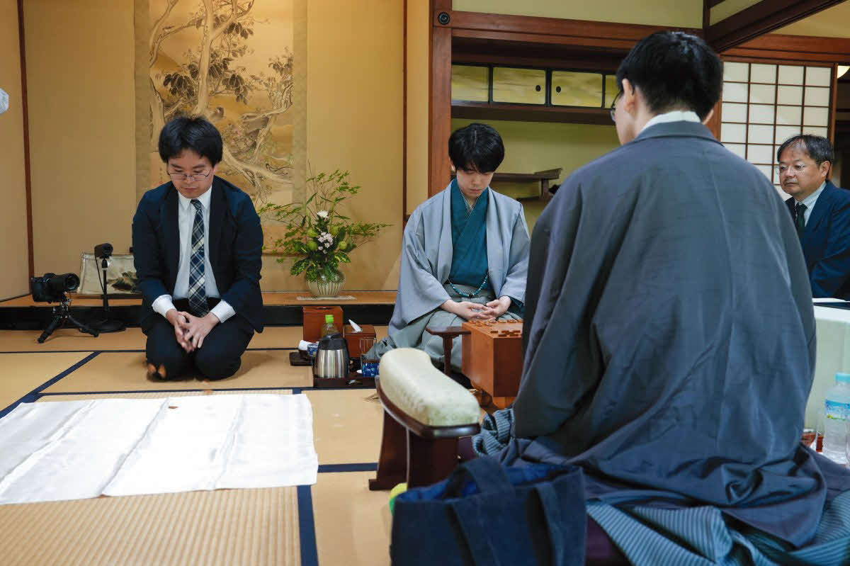 先手後手を決める振り駒はと金が3枚出て永瀬拓矢九段（手前）が先手、藤井聡太王座（中央）が後手（日本将棋連盟提供）