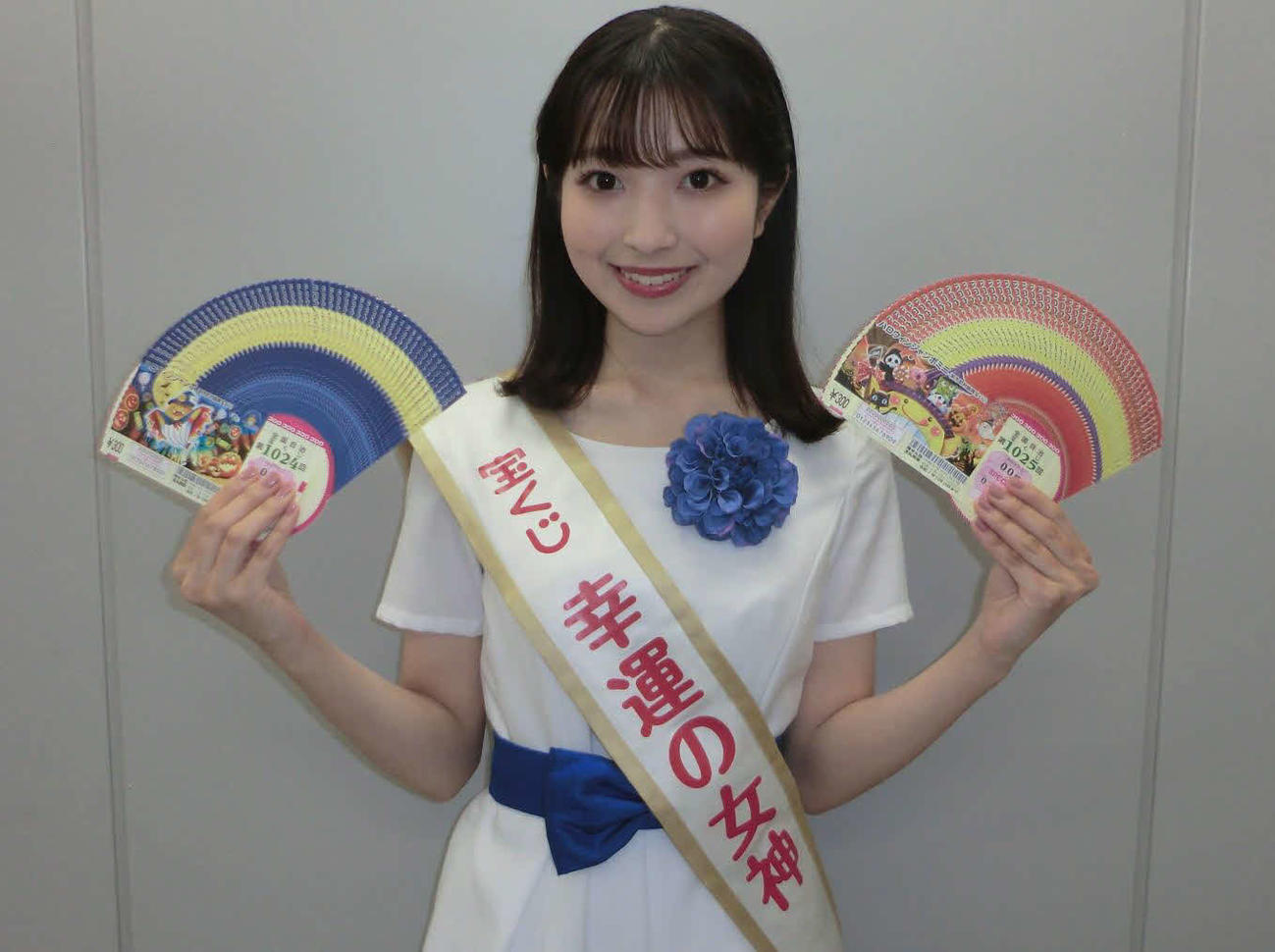 「ハロウィンジャンボ宝くじ」「ハロウィンジャンボミニ」のPRにやってきた「令和6年度　宝くじ『幸運の女神』」の木戸結菜さん