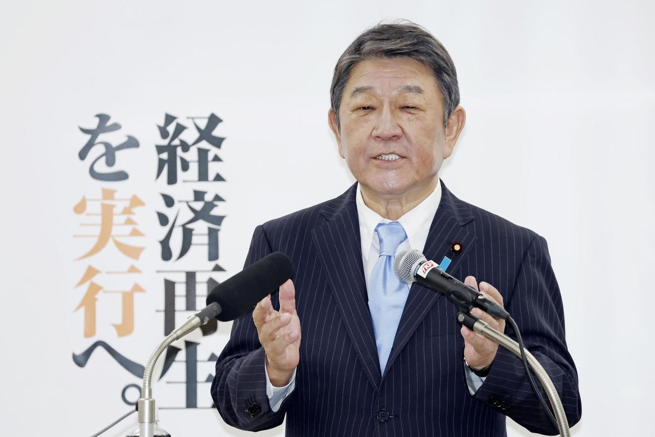 記者会見で自民党総裁選への立候補を表明する茂木幹事長（共同）
