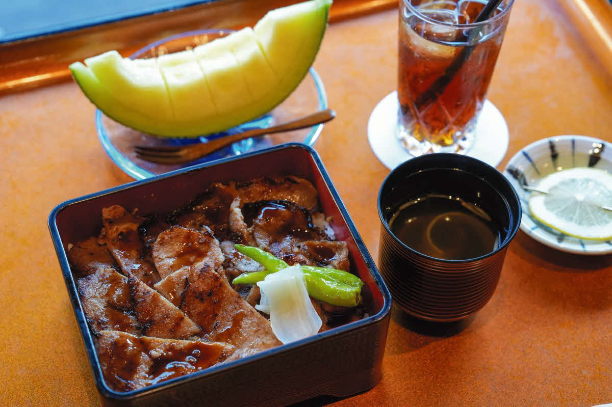 藤井聡太王座の夕食は「陣屋特製豚漬け重」とアイスレモンティー（日本将棋連盟提供）