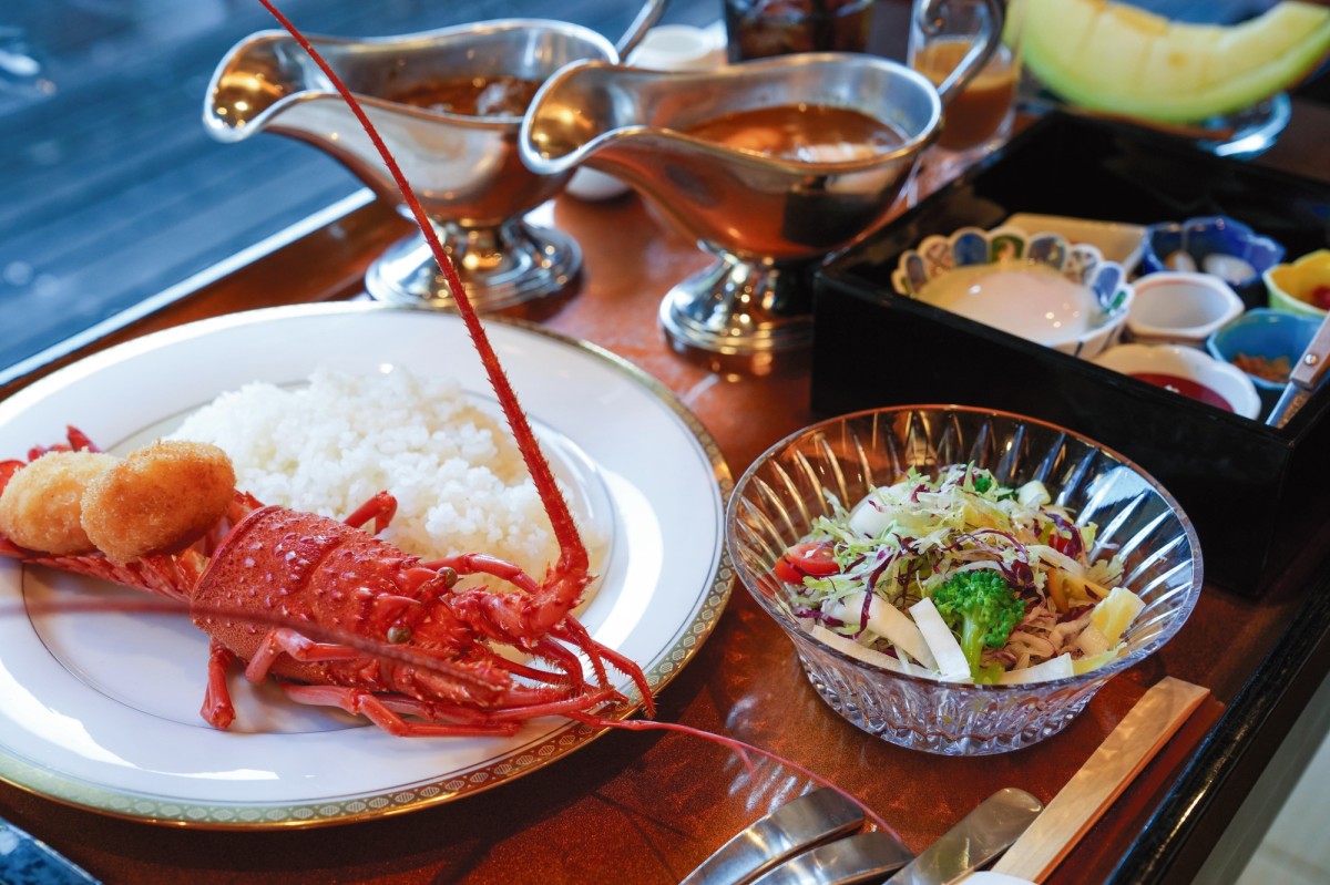 永瀬拓矢九段の夕食は「陣屋カレー・ハーフ（伊勢海老）」と抹茶、アイスコーヒー（日本将棋連盟提供）