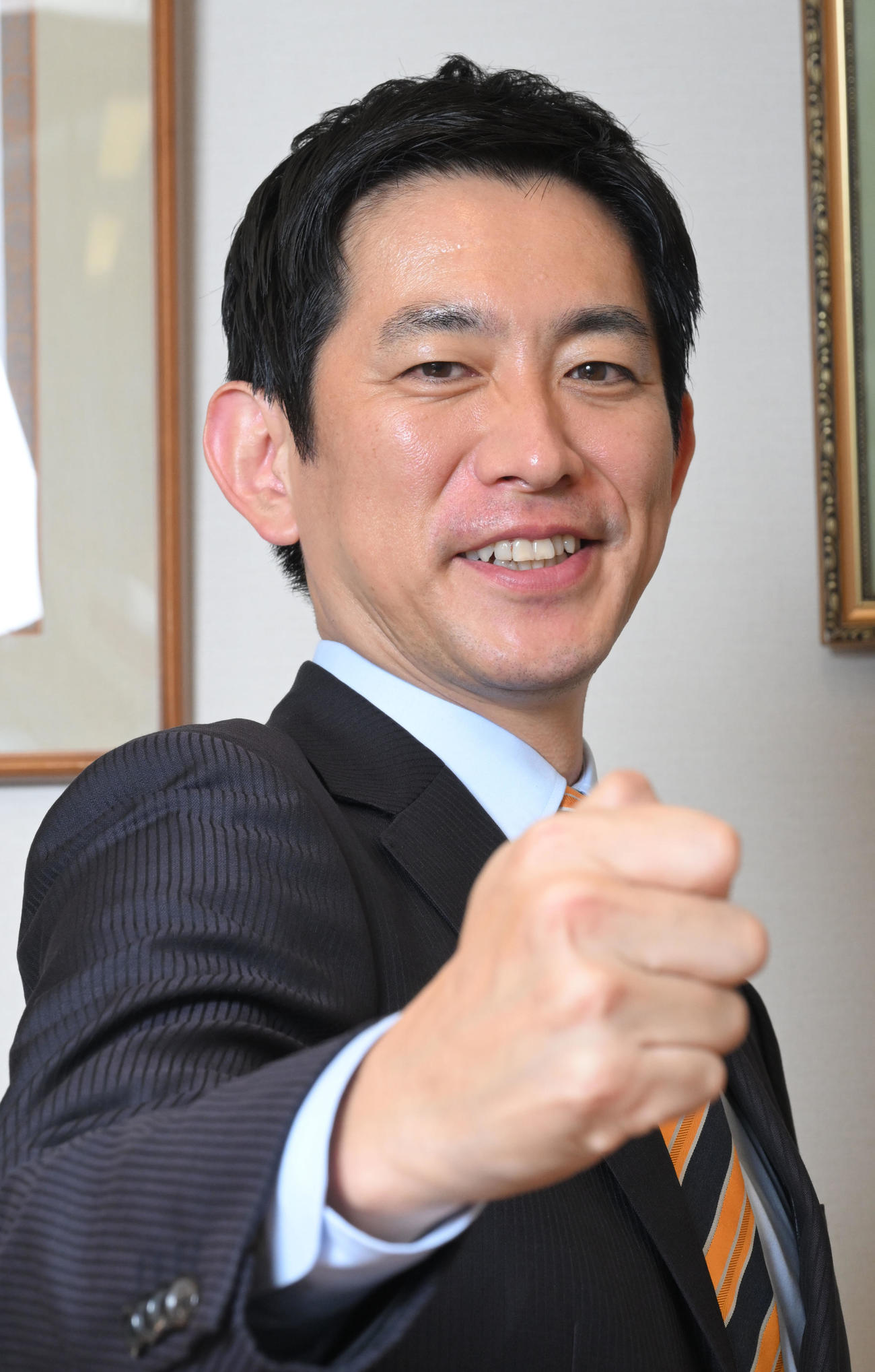 本紙のインタビューに応じ、ポーズをとる自民党の小林鷹之前経済安全保障相＝2024年9月3日