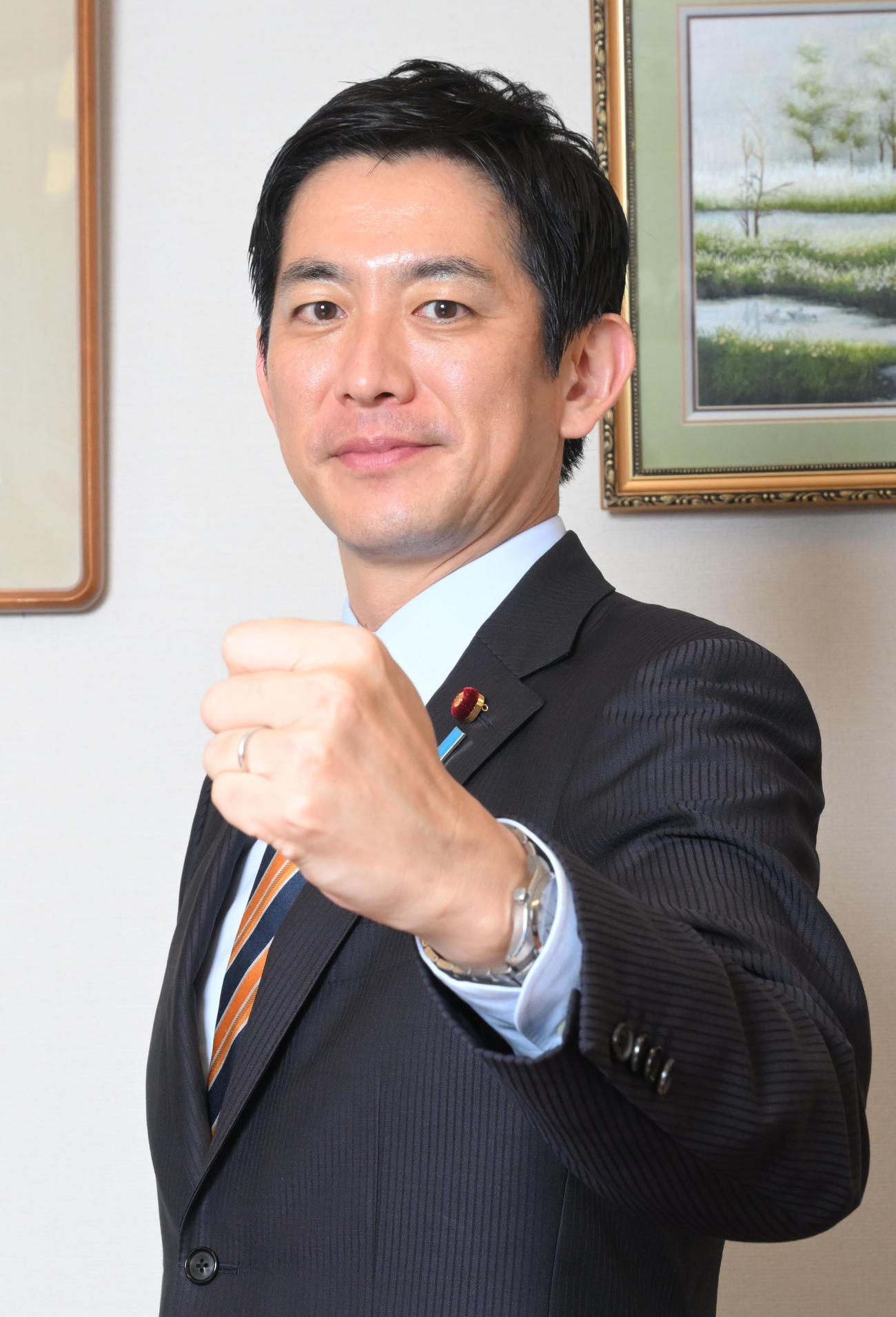 本紙のインタビューに応じ、ポーズをとる自民党の小林鷹之前経済安全保障相＝2024年9月3日