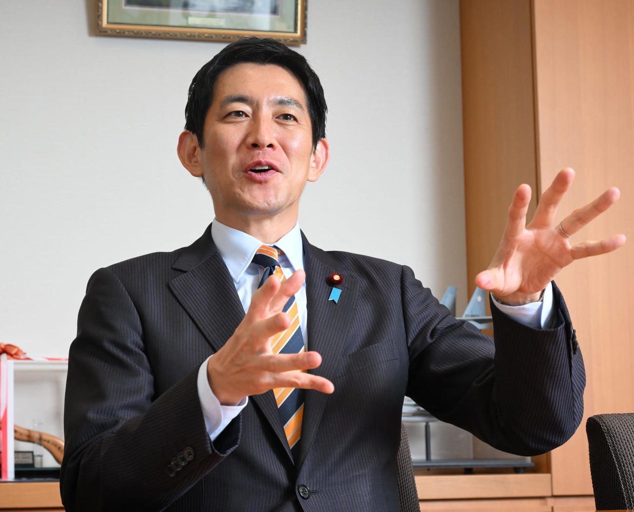 本紙のインタビューに応じる自民党の小林鷹之前経済安全保障相（撮影・千葉一成）