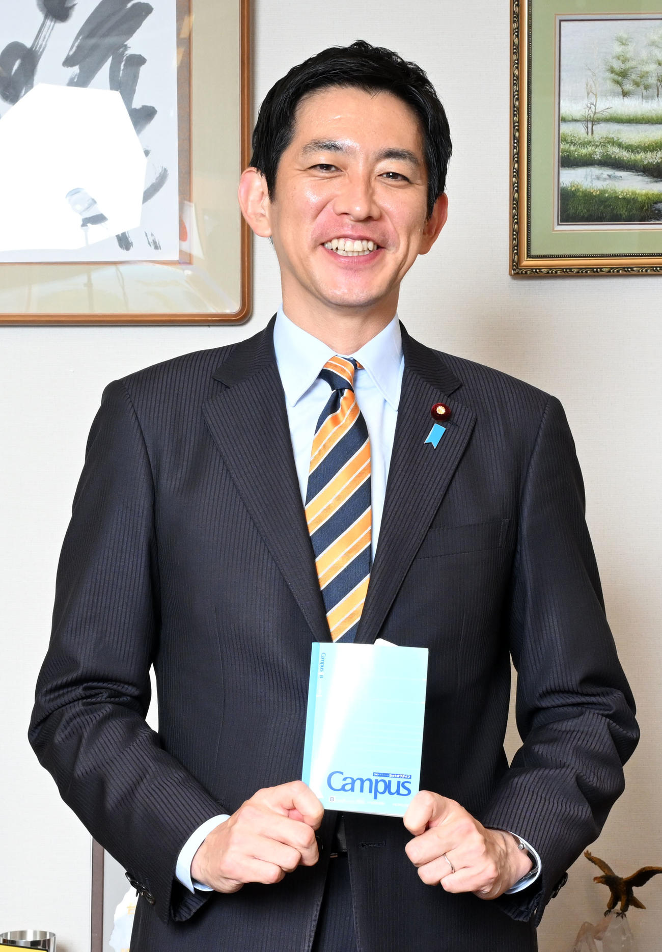 本紙のインタビューに応じ、100札以上に及ぶという「小林ノート」を手にする自民党の小林鷹之前経済安全保障相（撮影・千葉一成）