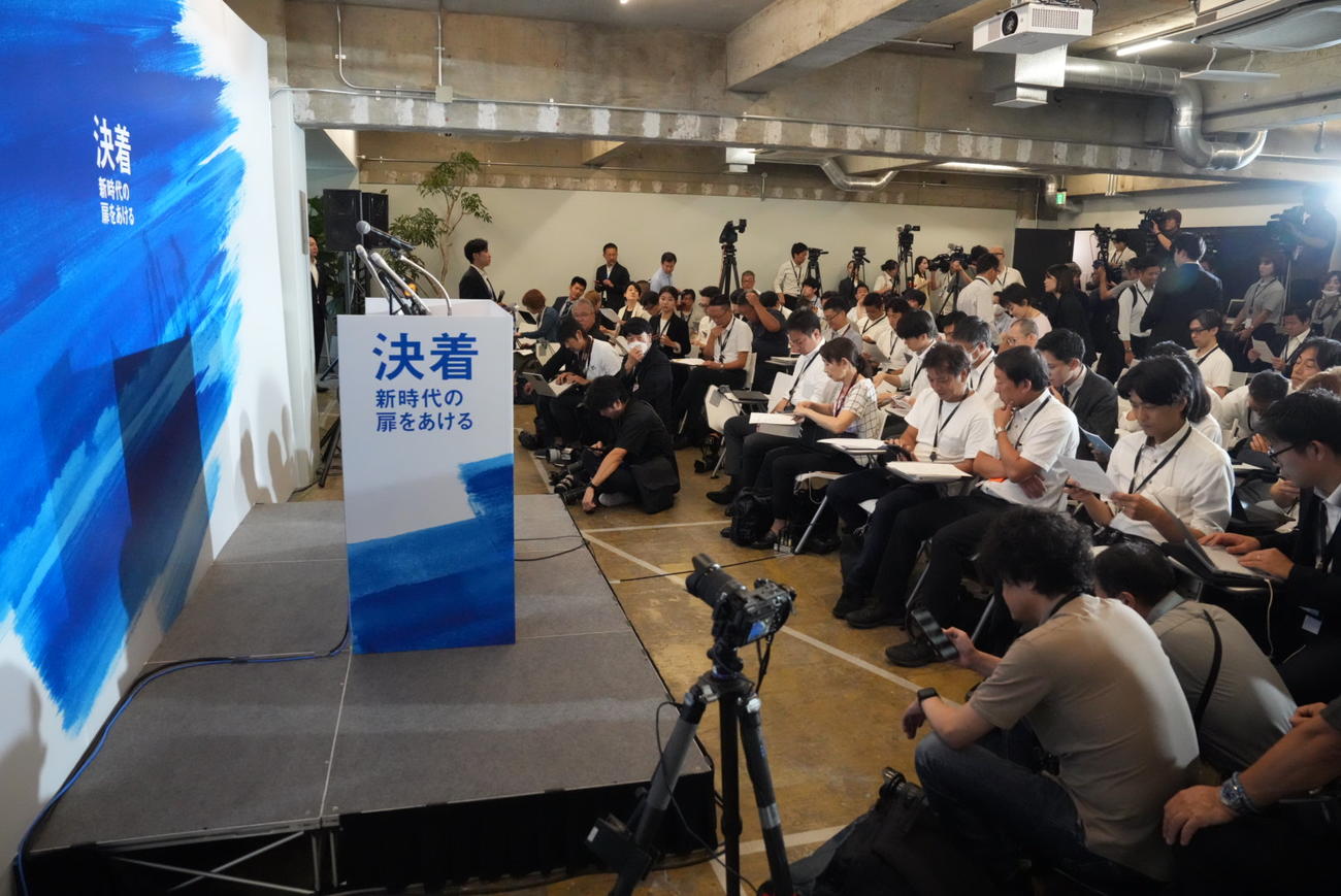 自民党総裁選への出馬を表明する小泉元環境相の記者会見場（撮影・小沢裕）