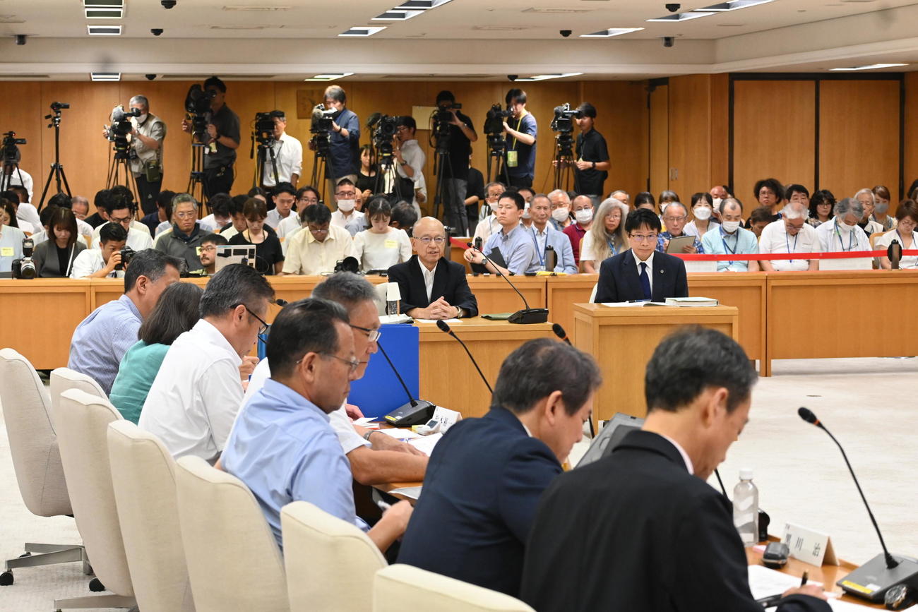 兵庫県議会の調査特別委員会の証人尋問に出頭した片山安孝前副知事（撮影・松浦隆司）