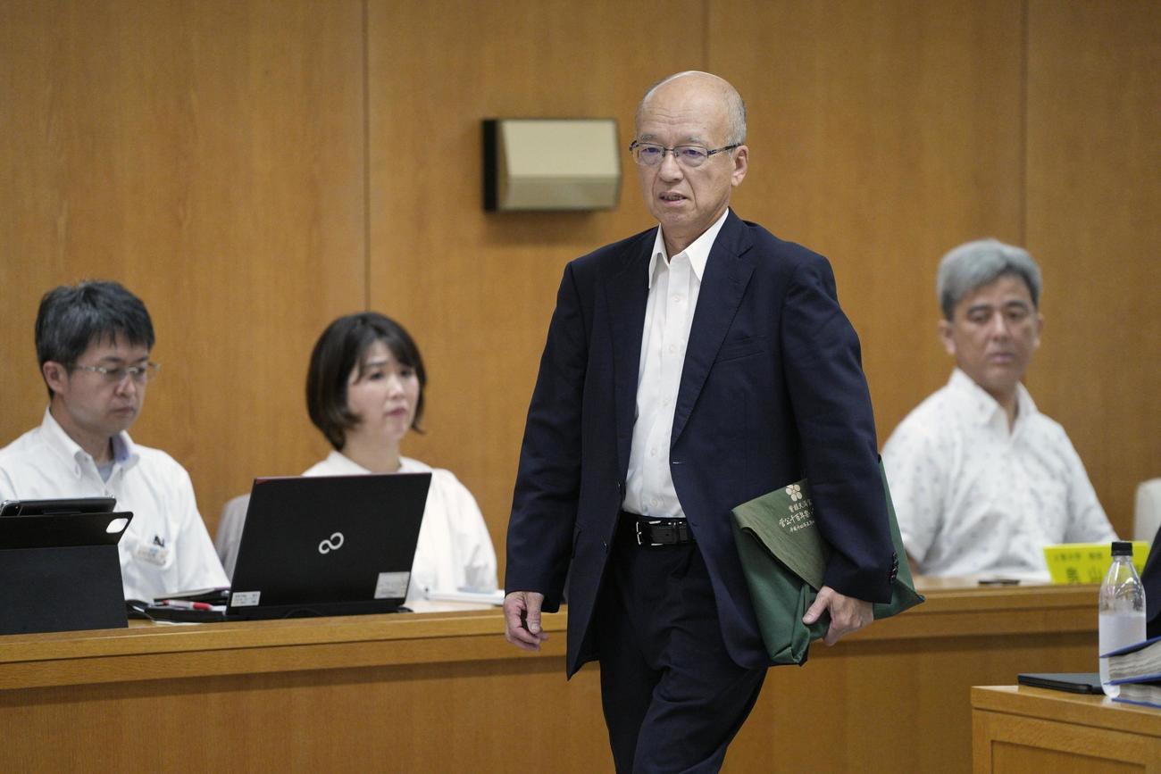 兵庫県議会の百条委員会で、証人尋問に臨む片山安孝元副知事（共同）