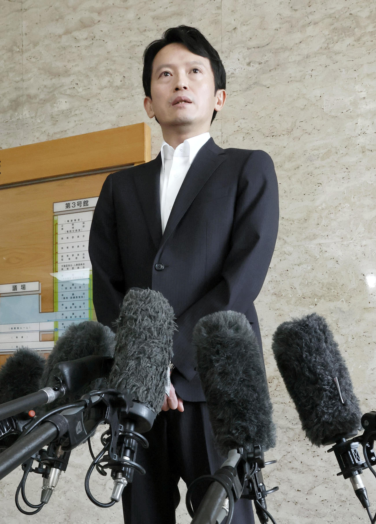 登庁し、取材に応じる兵庫県の斎藤元彦知事（共同）