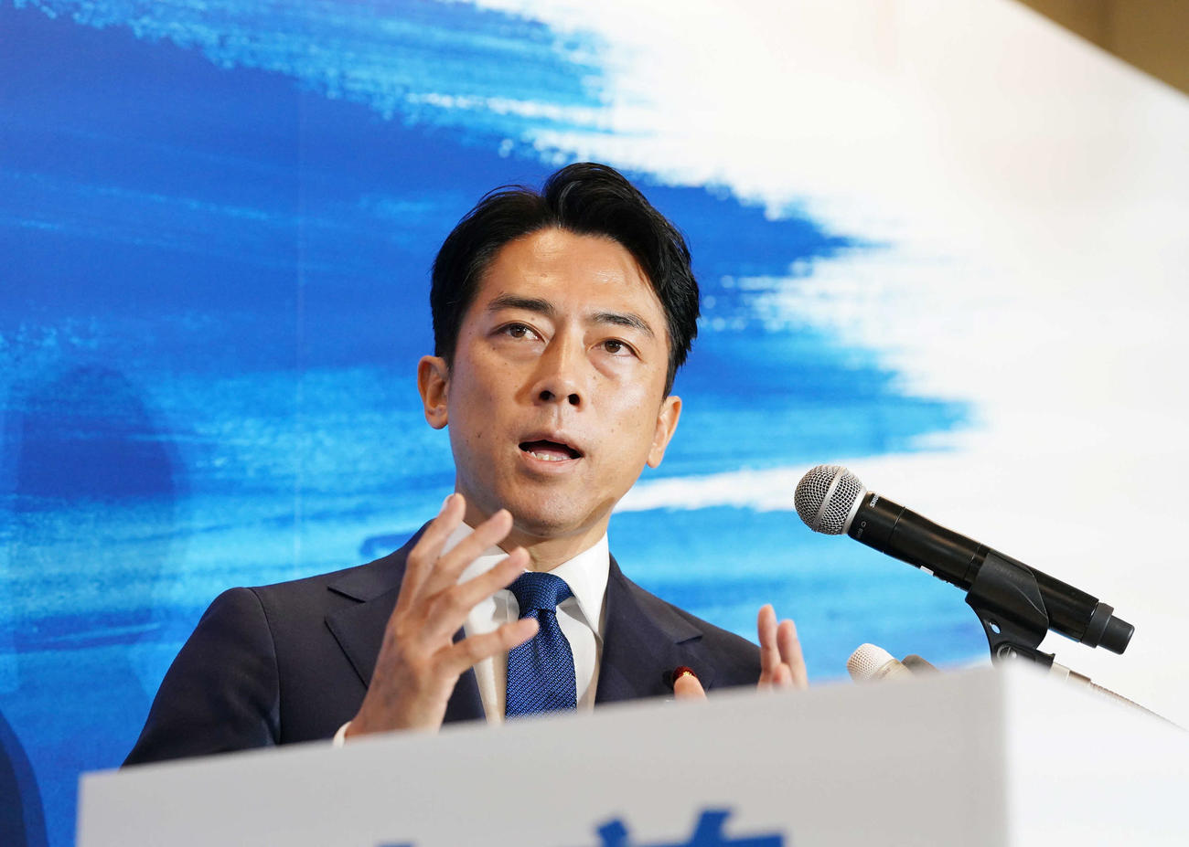 記者会見で自民党総裁選への出馬を表明する小泉元環境相（撮影・小沢裕）