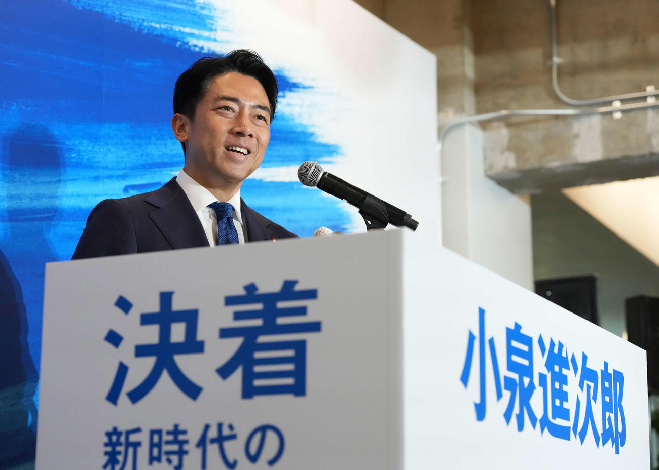 自民党総裁選への出馬を表明した小泉元環境相は報道陣から「総裁になる資質は備わっているか」との質問を受けて苦笑いを浮かべる（撮影・小沢裕）