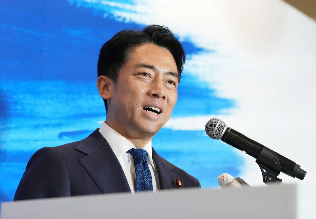 自民党総裁選への出馬を表明した小泉元環境相は報道陣から「総裁になる資質は備わっているか」との質問を受けて苦笑いを浮かべる（撮影・小沢裕）