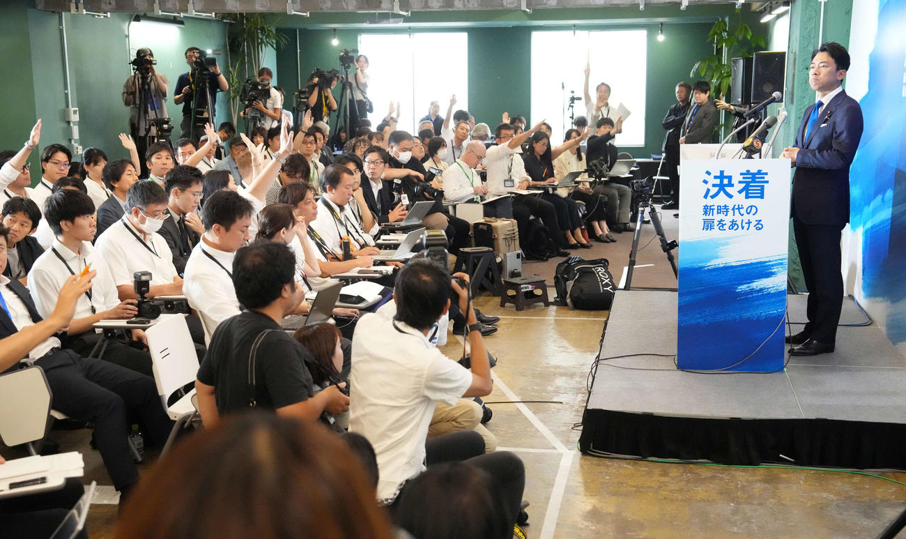 自民党総裁選への出馬を表明した小泉進次郎元環境相の記者会見には大勢の報道陣が詰め掛けた（撮影・小沢裕）