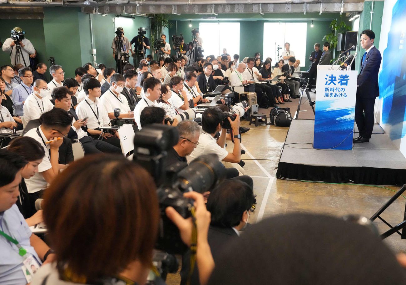 自民党総裁選への出馬を表明した小泉進次郎元環境相の記者会見には大勢の報道陣が詰め掛けた（撮影・小沢裕）