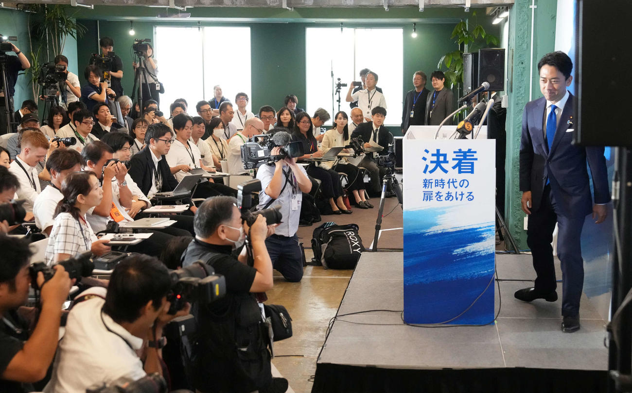 自民党総裁選への出馬を表明した小泉進次郎元環境相の記者会見には大勢の報道陣が詰め掛けた（撮影・小沢裕）