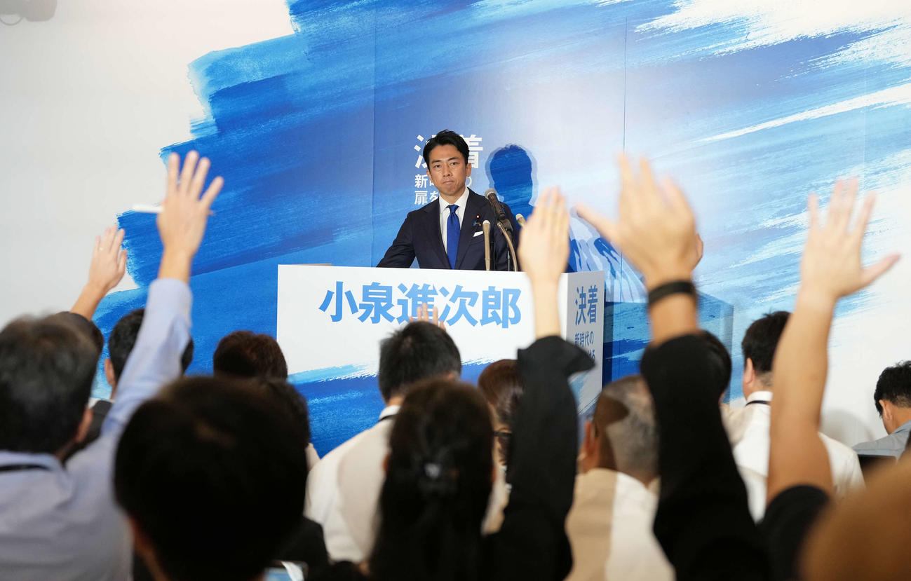 自民党総裁選出馬を表明した小泉進次郎元環境相の記者会見には大勢の報道陣が詰め掛けた（撮影・小沢裕）