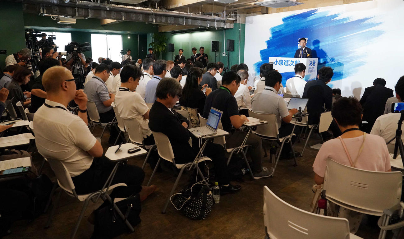自民党総裁選への出馬を表明した小泉進次郎元環境相の記者会見には大勢の報道陣が詰め掛けた（撮影・小沢裕）