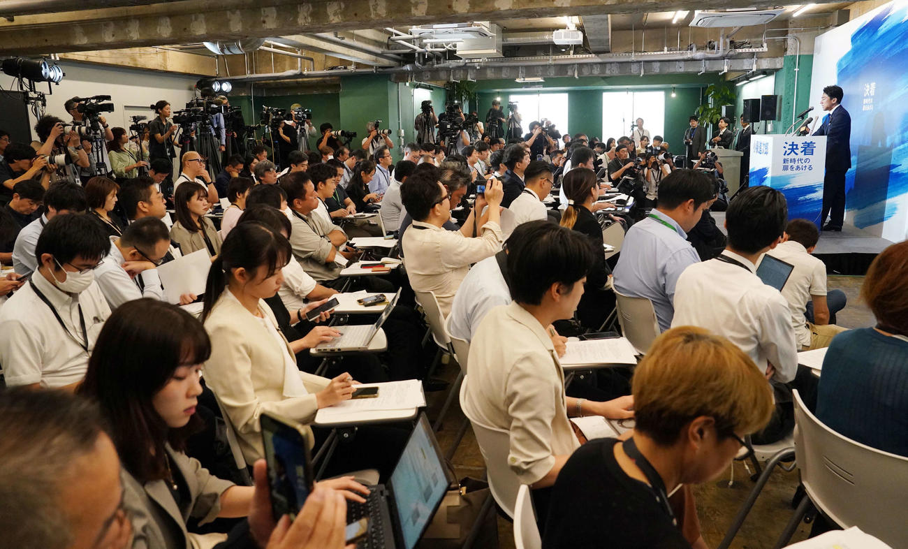 自民党総裁選への出馬を表明した小泉進次郎元環境相の記者会見には大勢の報道陣が詰め掛けた（撮影・小沢裕）